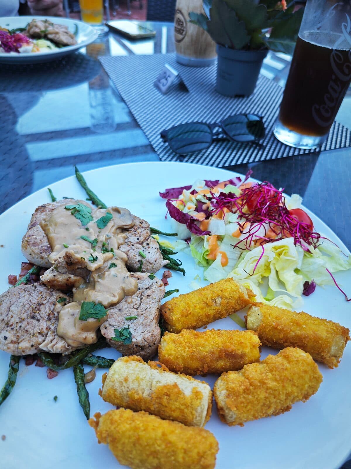 Schweinemedaillons in Champignon-Rahmsauce mit Kroketten, grünen Bohnen und frischem Beilagensalat