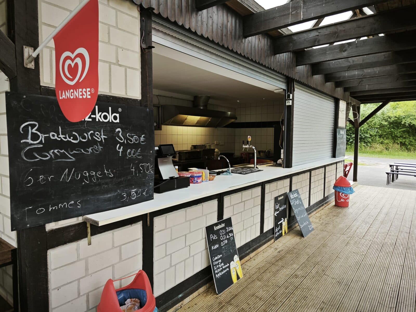 Theke des Imbiss im Landhaus mit frischen Snacks für zwischendurch