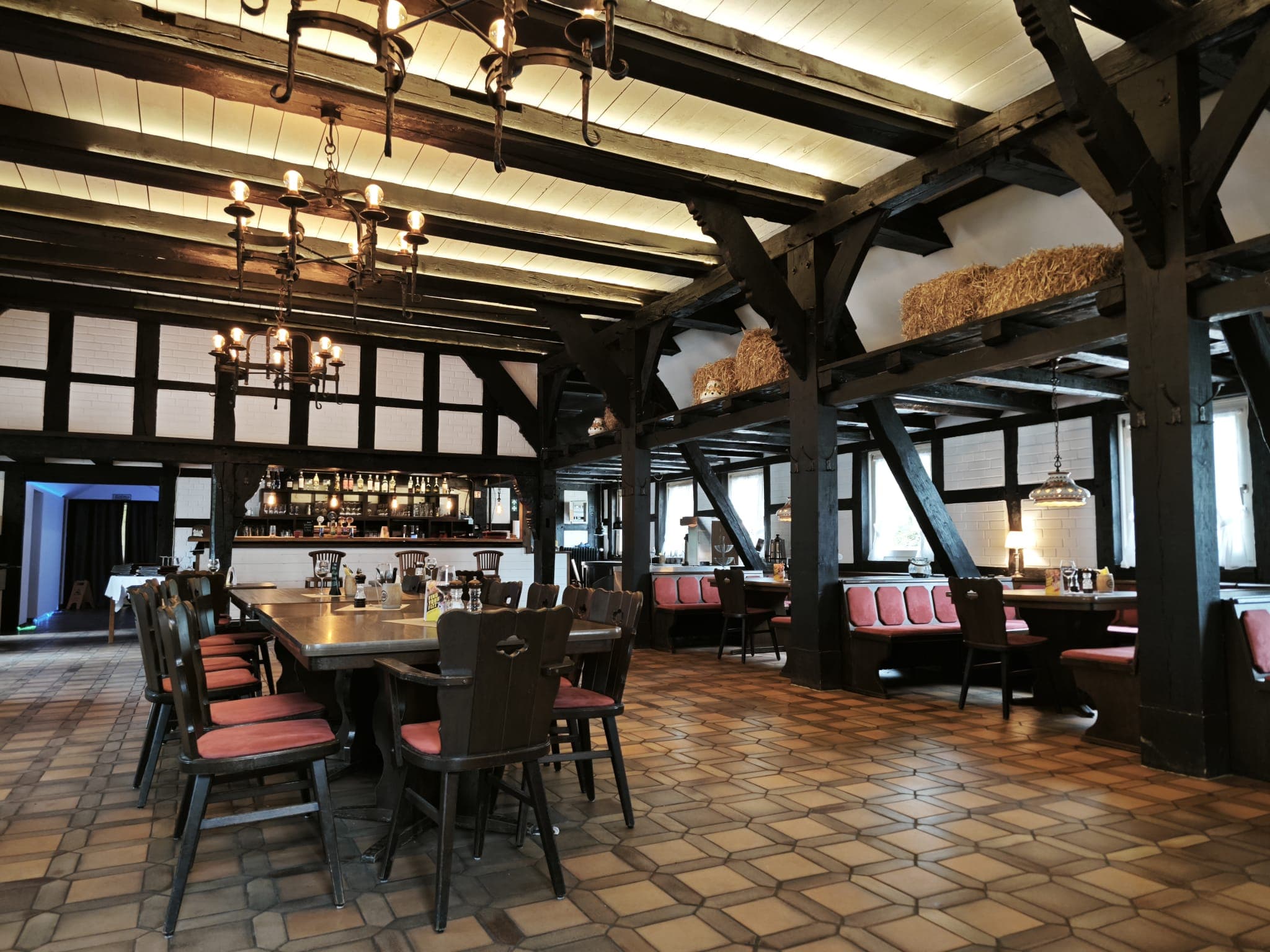 Gemütlich eingedeckter Speisesaal im Restaurant des Landhauses